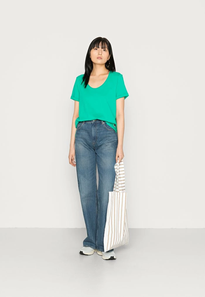 MIARNA - Basic T-shirt - mid green Ted Baker MIARNA - Basic T-shirt - Mid Green -Ted BakerSales ddbb92ec09b745749bca2d191e8b849f